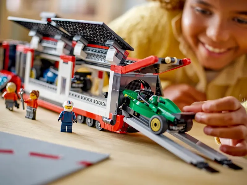 LEGO 60445 Kami&oacute;n F1&reg; s autami RB20 a AMR24 F1&reg;.