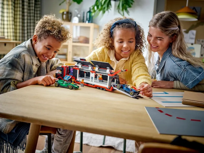 LEGO CITY Kami&oacute;n F1&reg; s autami RB20 a AMR24 F1&reg;.