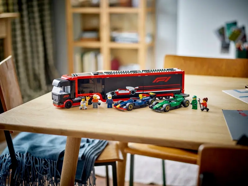 Stavebnica LEGO CITY 60445 Kami&oacute;n F1&reg; s autami RB20 a AMR24 F1&reg;.