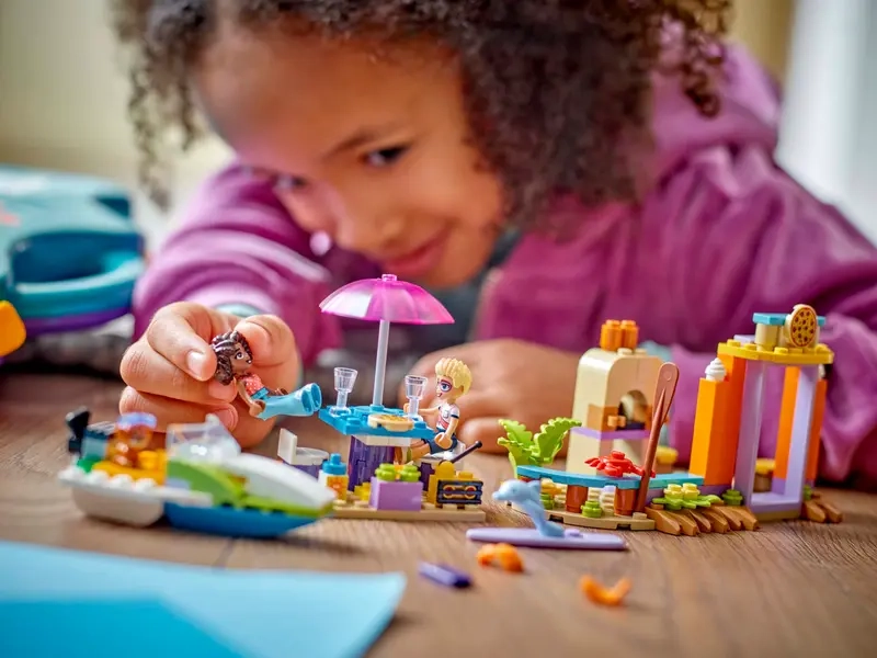 Stavebnica LEGO FRIENDS 42672 Kreatívny plážový a cestovný kufor.