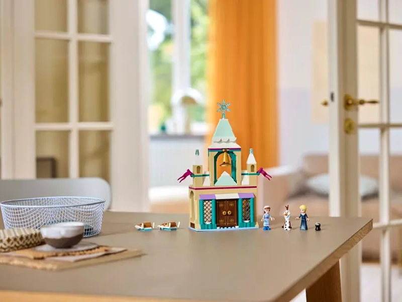 LEGO 43265 Hrad Arendelle z filmu Ľadov&eacute; kr&aacute;ľovstvo.