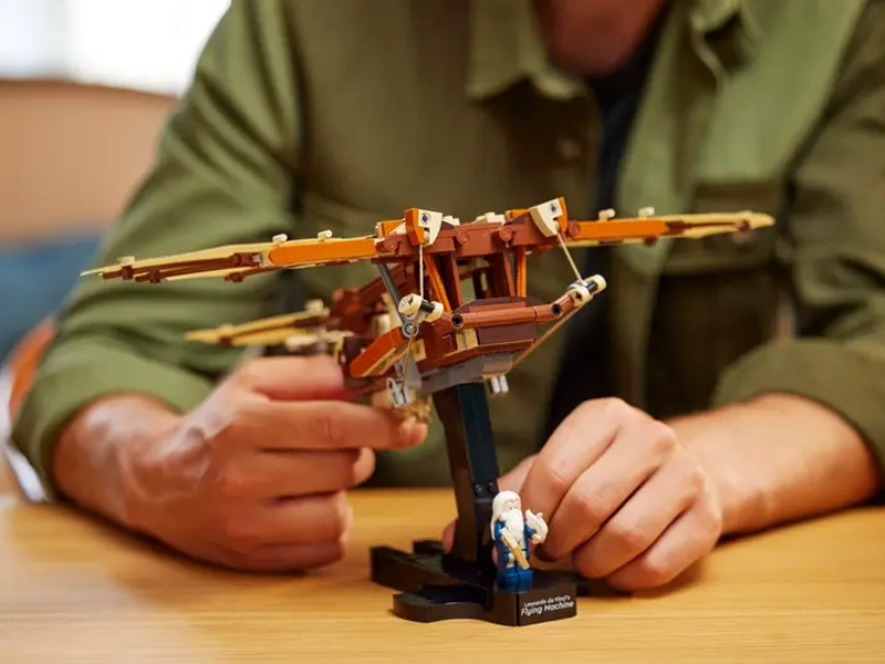 LEGO ICONS 10363 Lietajúci stroj Leonarda da Vinciho.
