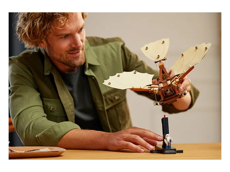 LEGO ICONS Lietajúci stroj Leonarda da Vinciho.