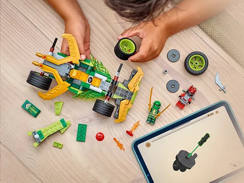 LEGO NINJAGO 71828 Lloydovo pretekárske auto s naťahovacím motorom.