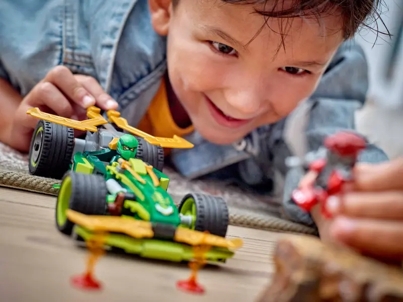 LEGO NINJAGO Lloydovo pretekárske auto s naťahovacím motorom.