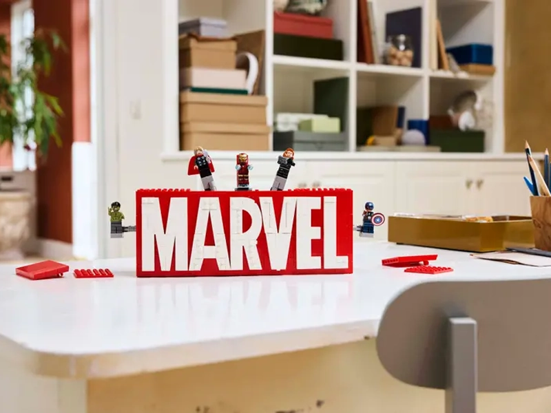 LEGO 76313 Marvel: Logo MARVEL a minifigúrky.