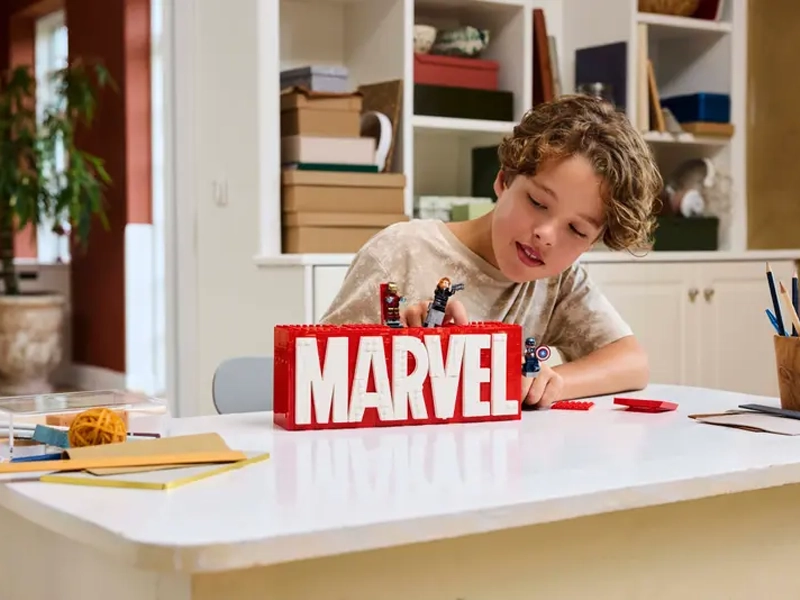 LEGO Marvel: Logo MARVEL a minifigúrky.