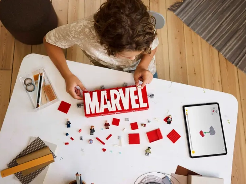 Stavebnica LEGO 76313 Marvel: Logo MARVEL a minifigúrky.