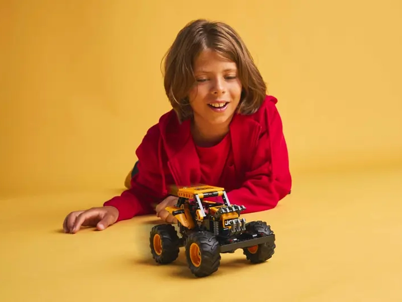 LEGO® Technic Monster Jam™ DIGatron™ s naťahovacím motorom.