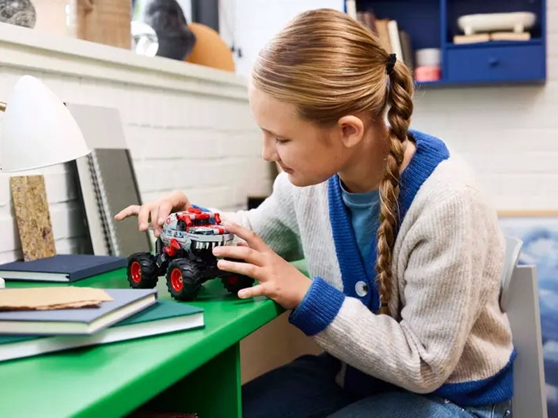 LEGO® Technic Monster Jam™ ThunderROARus™ s naťahovacím motorom.