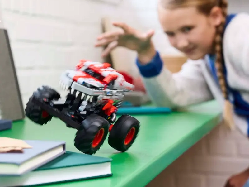 Stavebnica LEGO® Technic 42200 Monster Jam™ ThunderROARus™ s naťahovacím motorom.