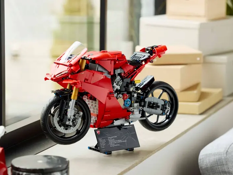 Stavebnca LEGO 42202 Technic Motocykel Ducati Panigale V4 S.