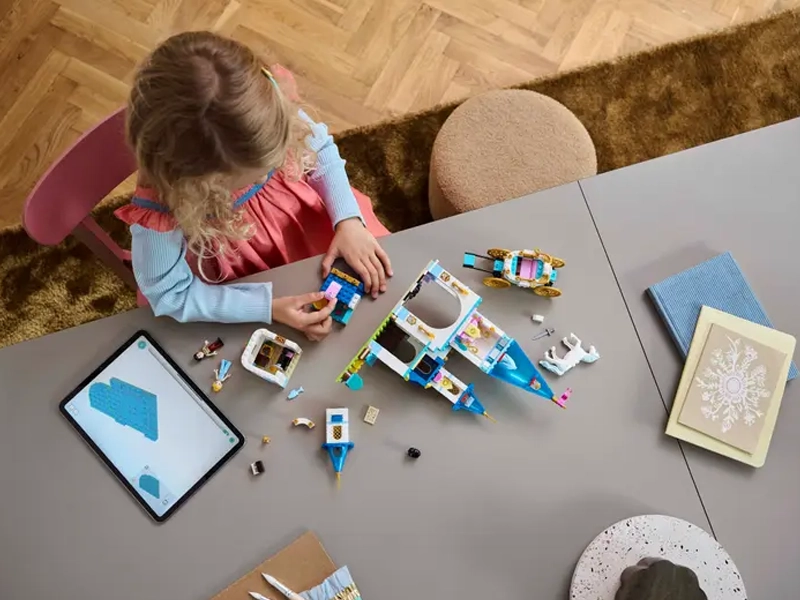 LEGO Disney Princess 43275 Popoluškin zámok a kočiar s koňmi.