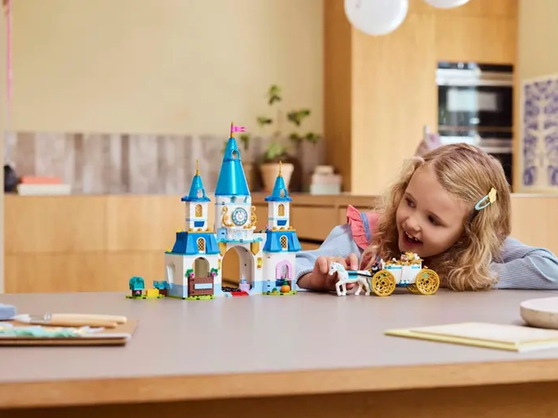 Stavebnica LEGO Disney 43275 Popoluškin zámok a kočiar s koňmi.