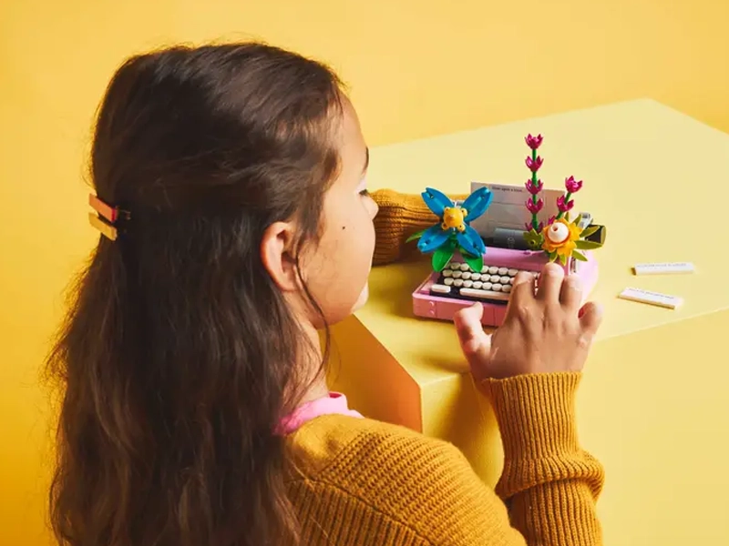 LEGO Creator 3 v 1 Písací stroj s kvetmi.