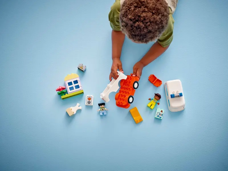 Stavebnica LEGO® DUPLO® 10447 Sanitka a vodič.