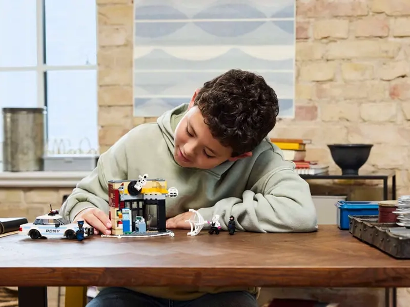 Stavebnica LEGO® Marvel Spider-Verse: Miles Morales vs. Škvrna.