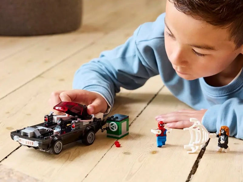 Stavebnica LEGO® Marvel 76309 Spider-Man vs. Venomov výkonný športiak.