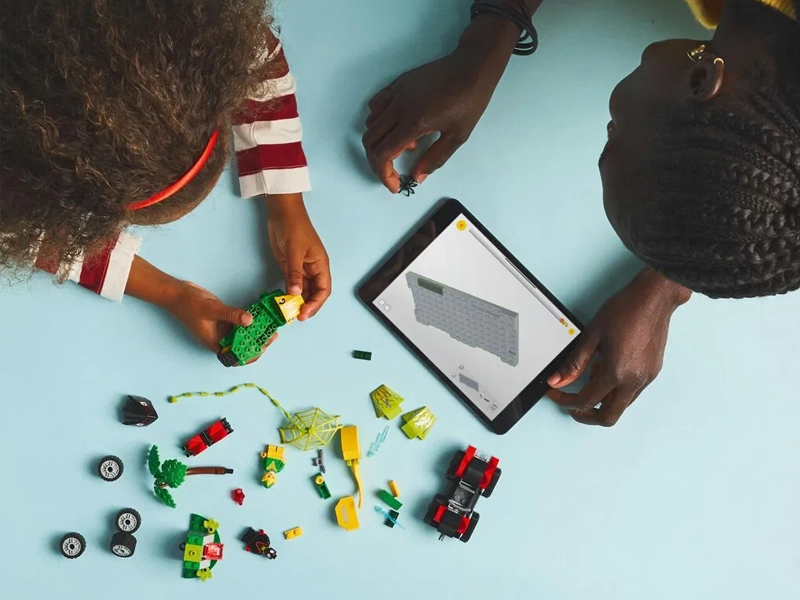 LEGO® Marvel Spidey a jeho fantastickí priatelia 11198 Spin, Electro a naháňačka s dinosaurím vozidlom.