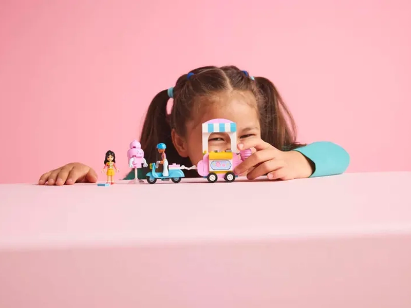 LEGO® Friends Stánok s cukrovou vatou a skúter.