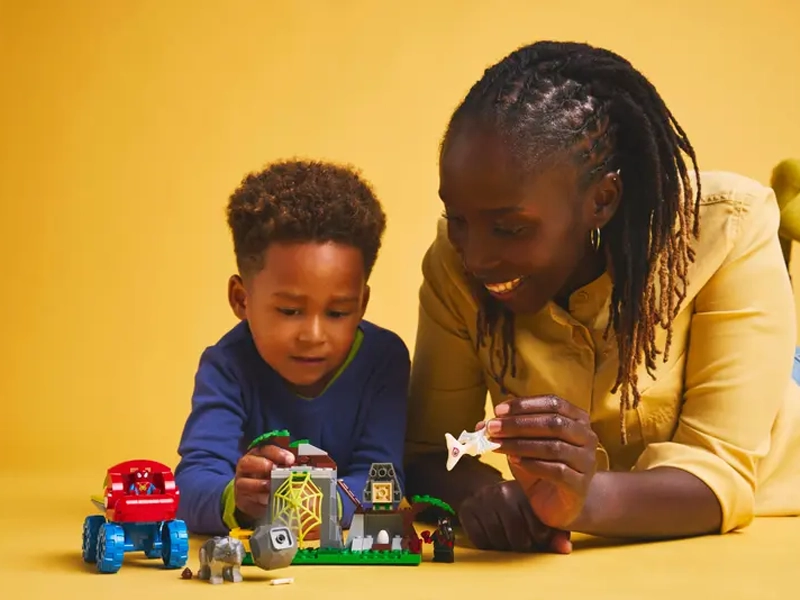 LEGO® Marvel Spidey a jeho fantastickí priatelia Spideyho tím a záchrana dinosaurov s truckom.