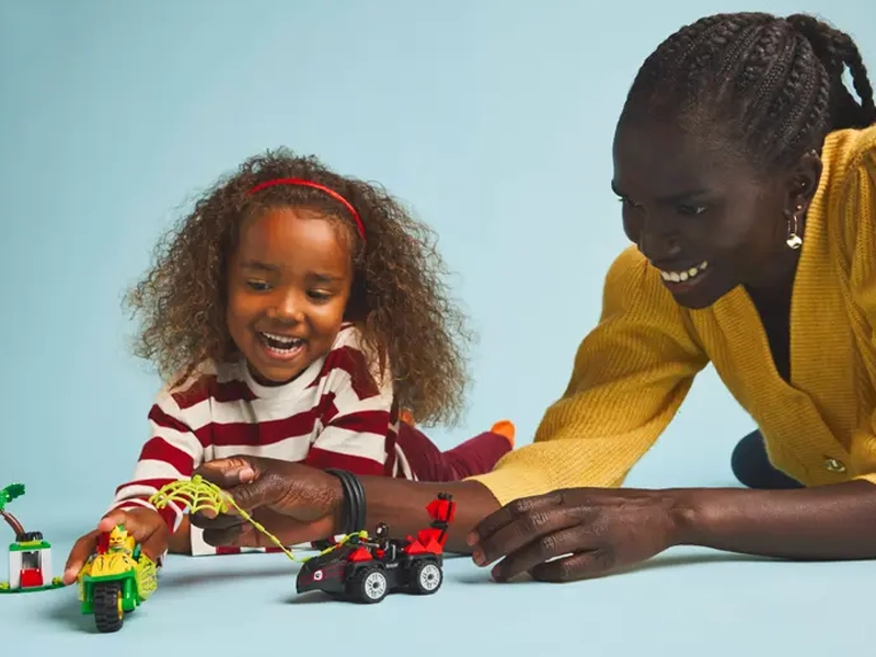 LEGO® Marvel Spidey a jeho fantastickí priatelia Spin, Electro a naháňačka s dinosaurím vozidlom.