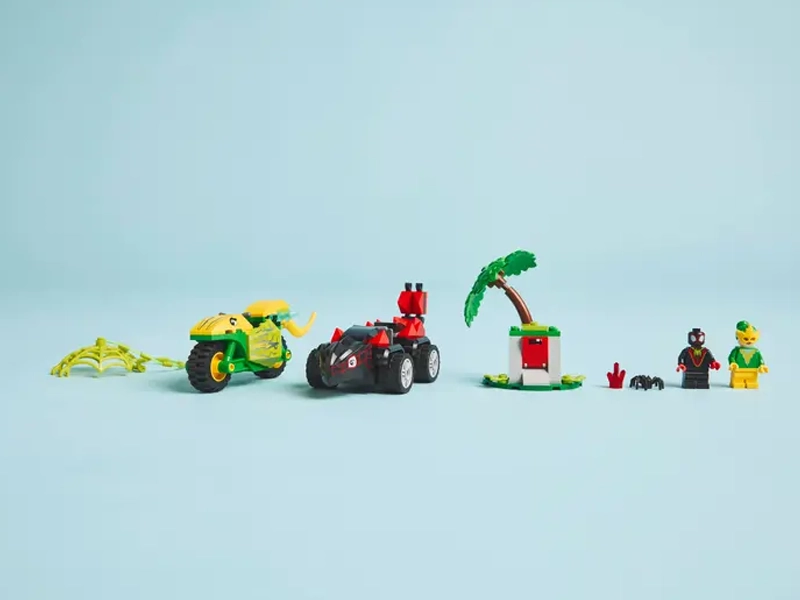 Stavebnica LEGO® Marvel Spidey a jeho fantastickí priatelia 11198 Spin, Electro a naháňačka s dinosaurím vozidlom.