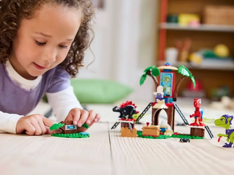 Stavebnica LEGO® Marvel Spidey a jeho fantastickí priatelia 11200 Spidey, Gobby a bitka raptorov v základni na strome