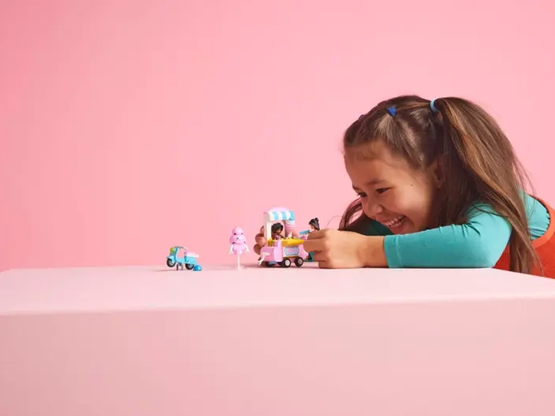 Stavebnica LEGO® Friends 42643 Stánok s cukrovou vatou a skúter.