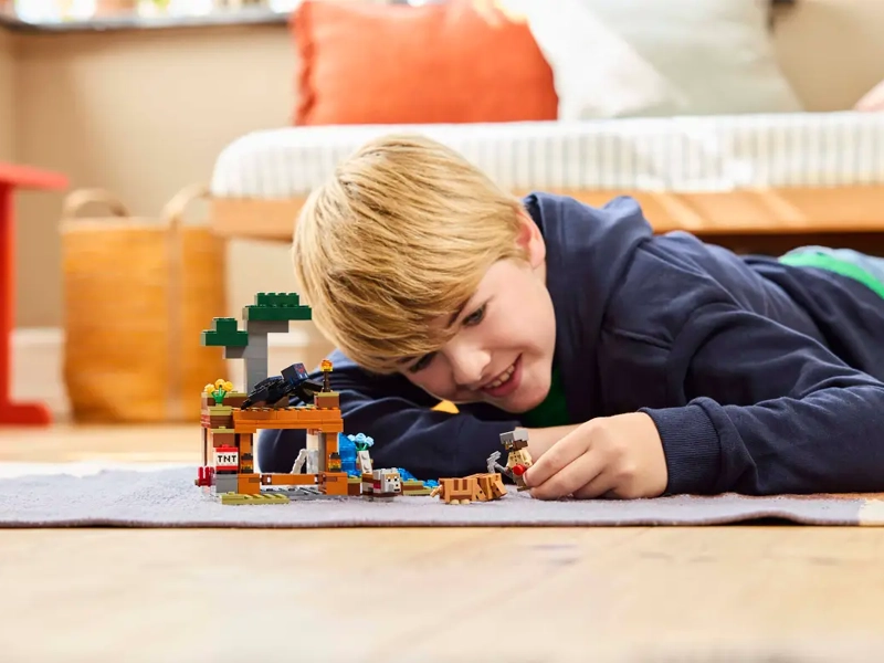 LEGO® Minecraft® Výprava do bane a pásovec.