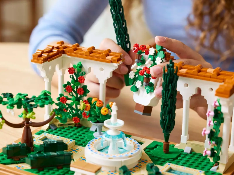 LEGO® Icons Záhrada s fontánou