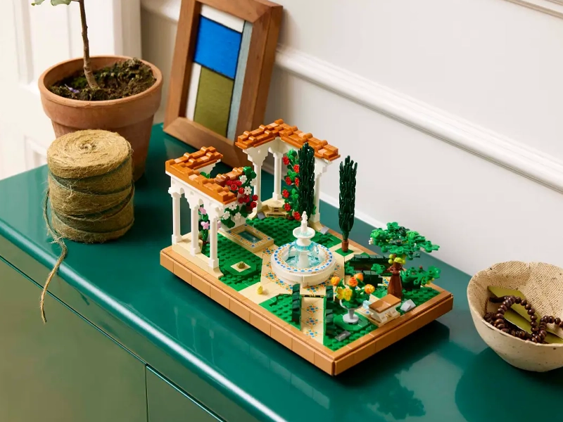 Stavebnica LEGO® Icons 10359 Záhrada s fontánou