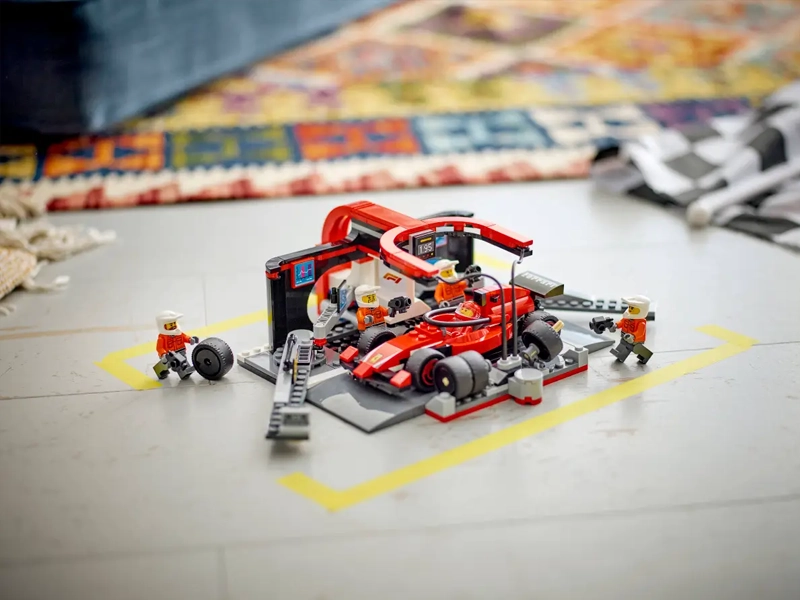 Stavebnica LEGO® City 60443 Zastávka v F1® a Pit Crew s autom Ferrari