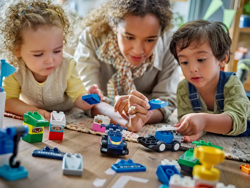 LEGO® DUPLO® 10445 Pretekárske autá a šoféri tímu F1®.