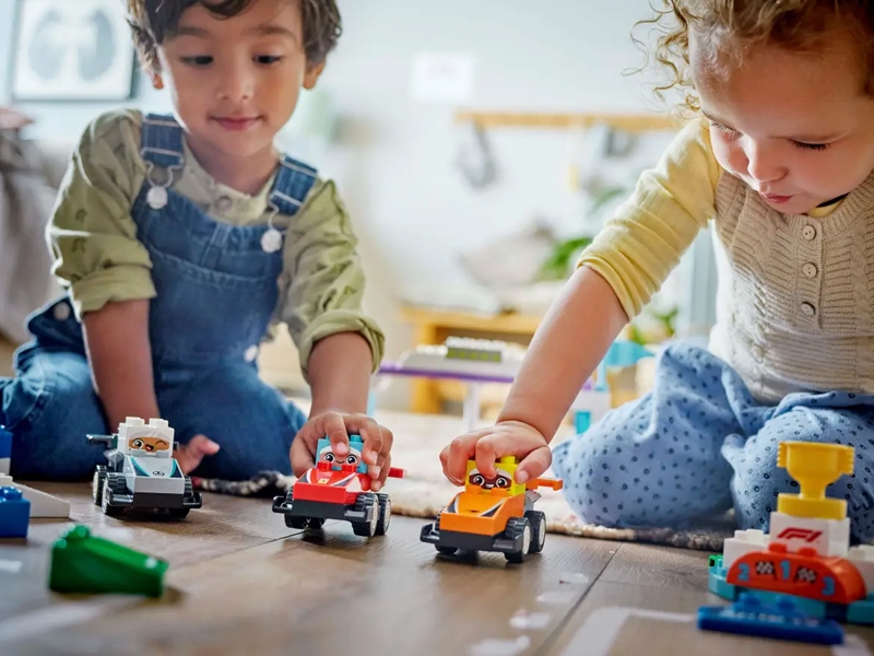 Stavebnica LEGO® DUPLO® 10445 Pretekárske autá a šoféri tímu F1®.