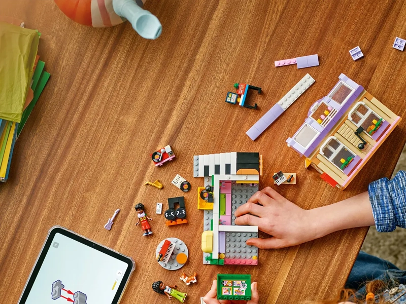 Stavebnica LEGO 42653 Friends Obchod s hudobninami a byt