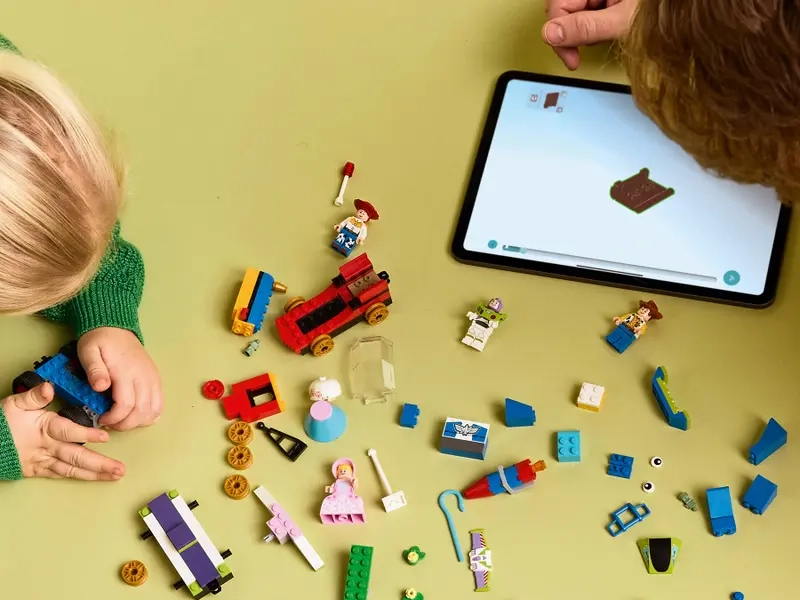 LEGO Disney a Pixar 43264 Slávnostný vláčik a Autíčko z Toy Story.