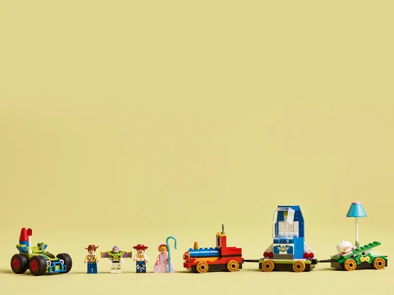 Stavebnica LEGO Disney a Pixar 43264 Slávnostný vláčik a Autíčko z Toy Story.