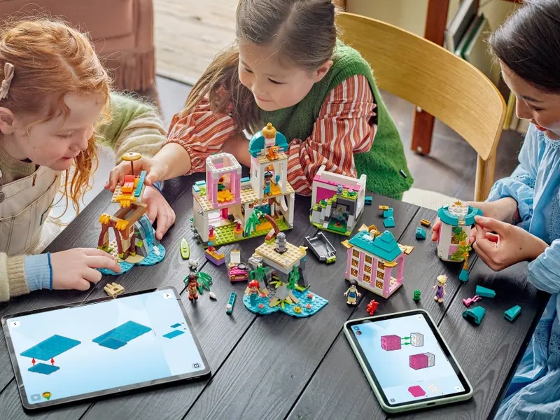 Stavebnica LEGO Disney 43267 Hrad princezien a kráľovskí domáci miláčikovia