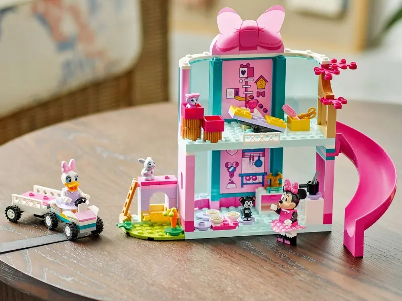 Stavebnica LEGO Disney 43274 Minnie a hotel pre domácich miláčikov