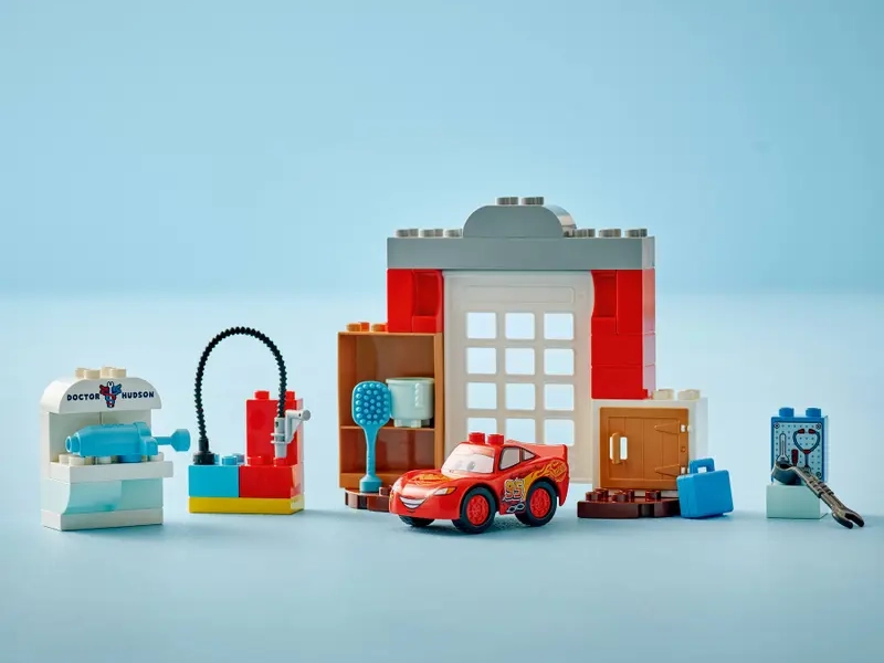 Stavebnica LEGO® DUPLO®  Disney 10456 McQueen a návšteva v garáži doktora Hudsona