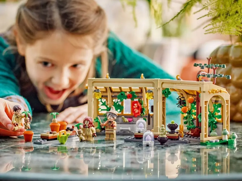 Stavebnica LEGO® Harry Potter™ 76445 Rokfortský hrad: Hodina herbológie