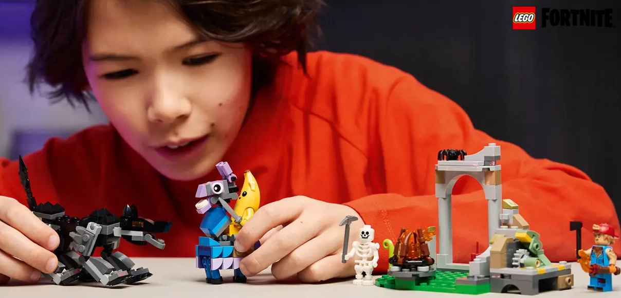 HERO LEGO® Fortnite® 77075 Peely a Sparkplug a ich táborisko