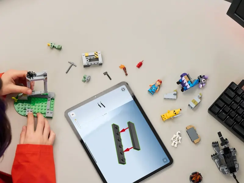 LEGO® Fortnite® 77075 Peely a Sparkplug a ich táborisko