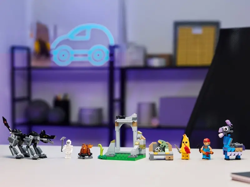 stavebnica LEGO® Fortnite® 77075 Peely a Sparkplug a ich táborisko