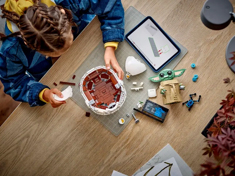 Stavbnica LEGO STAR WARS 75403 Grogu™ vo vznášajúcom sa kočíku.