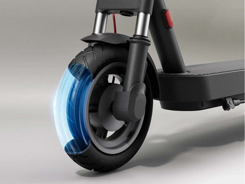 Veľké 10” bezdušové pneumatiky kolobežky Xiaomi Electric Scooter 5 s hrúbkou 620 mm spoľahlivo tlmia otrasy, zvyšujú stabilitu a priľnavosť na klzkom povrchu.