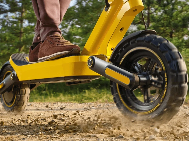 Terénne 12“ pneumatiky spolu s pokročilým systémom TCS vám zaručia dokonalú stabilitu, maximálnu priľnavosť a bezpečnú jazdu s kolobežkou Xiaomi Electric Scooter 6 Ultra za každých podmienok.