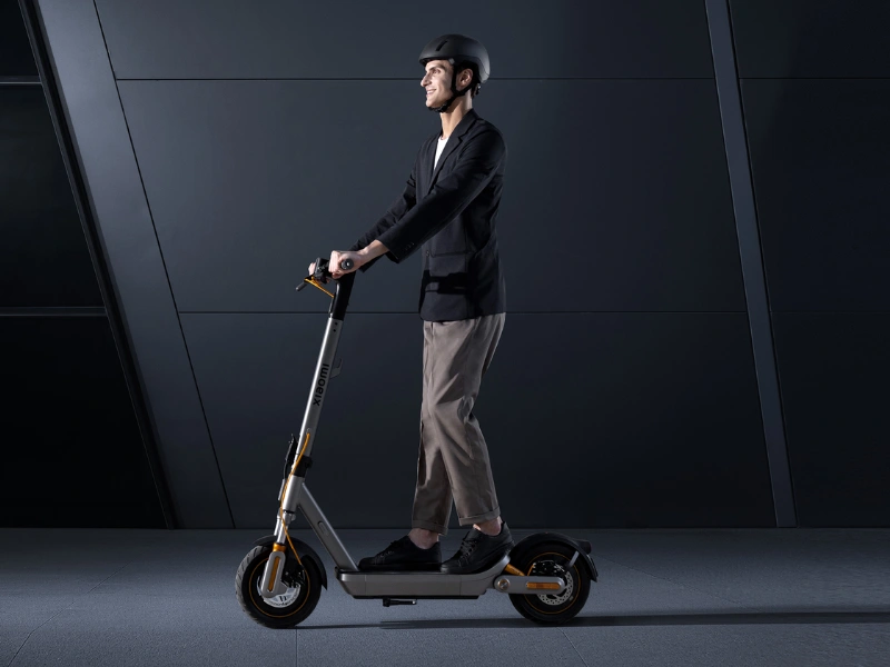 Rozšírená 190 mm plošina s kicktailom, nízke ťažisko a ergonomické riadidlá s duálnym plynom zaručia, že si každú jazdu s kolobežkou Xiaomi Electric Scooter 6 Max vychutnáte v úplnom pohodlí.
