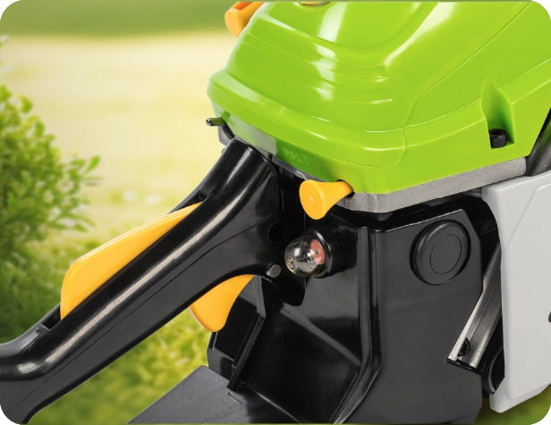 Benzínová reťazová píla Fieldmann FZP 56516-B pohodlne ovladanie